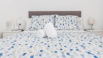 3 habitaciones, tabla de planchar con plancha, internet y ropa de cama