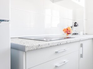 Geladeira, micro-ondas, fogão, lava-louças