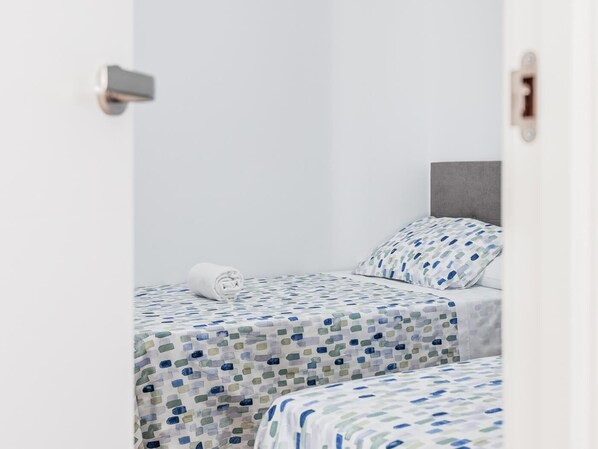 3 quartos, ferros/tábuas de passar roupa, acesso à internet