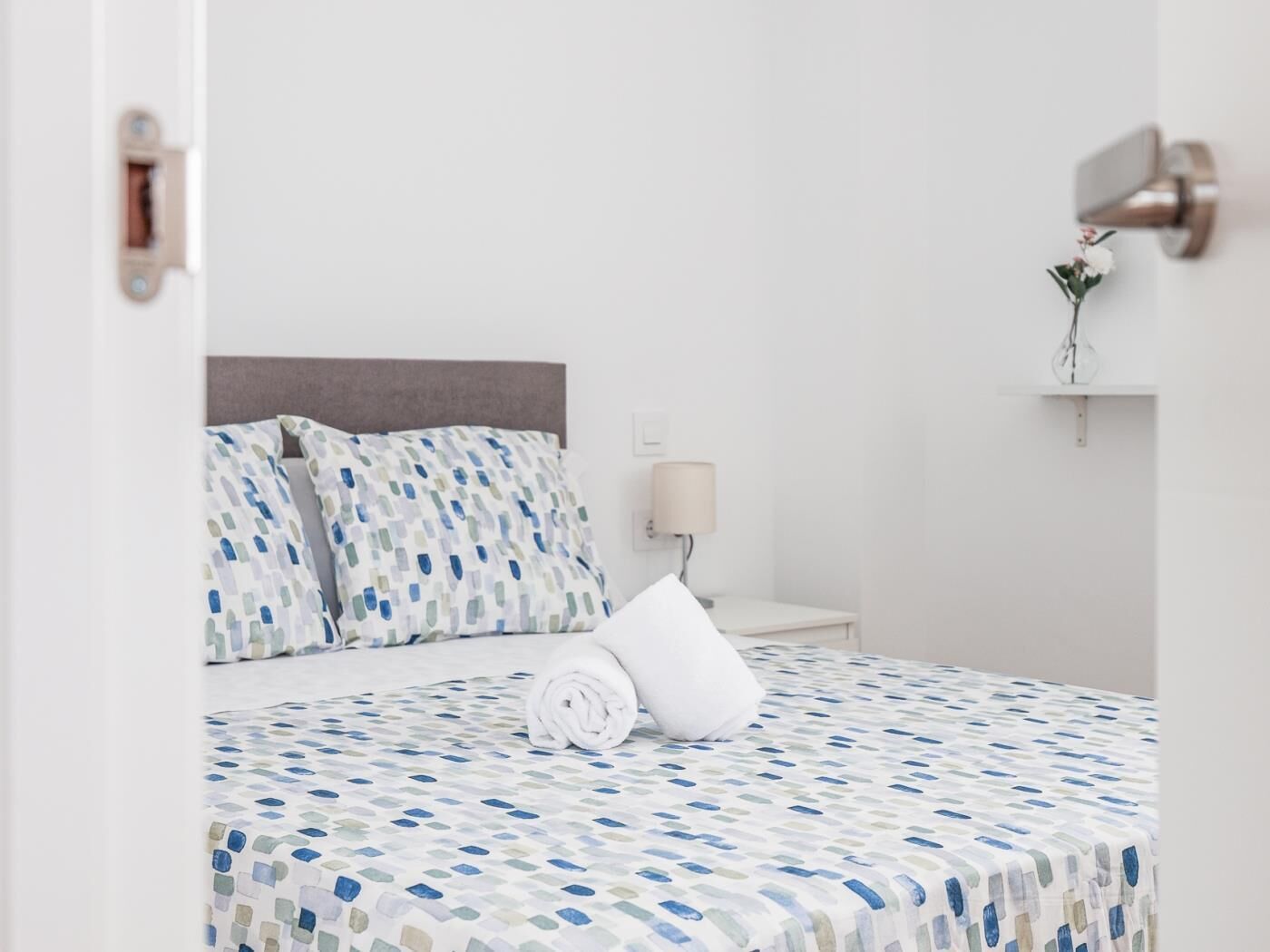 3 soverom, strykejern/-brett, internettilgang og sengetøy