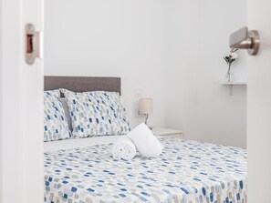 3 slaapkamers, een strijkplank/strijkijzer, internet, beddengoed