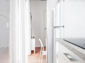 Een koelkast, een microgolfoven, een oven, een vaatwasser