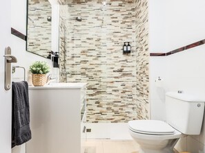 Douche, sèche-cheveux, serviettes fournies