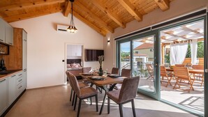 House - Holiday Houses, Villas Sanya - Stone House With Outdoor hot tub (Sukosan)