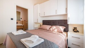 House - Holiday Houses, Villas Sanya - Stone House With Outdoor hot tub (Sukosan)