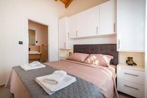 House | 2 bedrooms - Holiday Houses, Villas Sanya - Stone House With Outdoor hot tub (Sukosan)