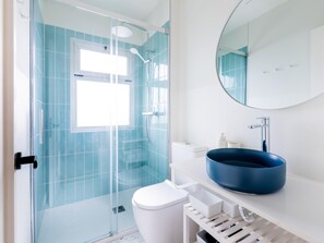 Dusche, Haartrockner, Handtücher