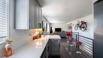 Frigorífico, microondas, horno y placa de cocina