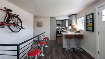 Frigorífico, microondas, horno y placa de cocina