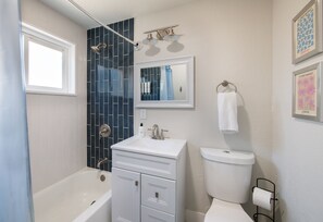 Secadora de cabello, toallas, jabón, shampoo