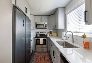 Kjøleskap, mikrobølgeovn, ovn og kokeplater