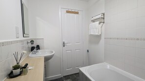 Combined shower/bathtub, towels - Burnley Entire House 4-Bedrooms-Sleeps 6-Driveway (Burnley)