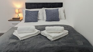 5 bedrooms, iron/ironing board, WiFi, bed sheets - Burnley Entire House 4-Bedrooms-Sleeps 6-Driveway (Burnley)