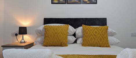 4 bedrooms, iron/ironing board, WiFi, bed sheets