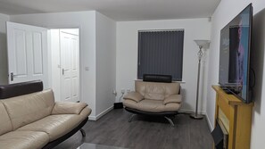 TV, fireplace - Burnley Entire House 4-Bedrooms-Sleeps 6-Driveway (Burnley)