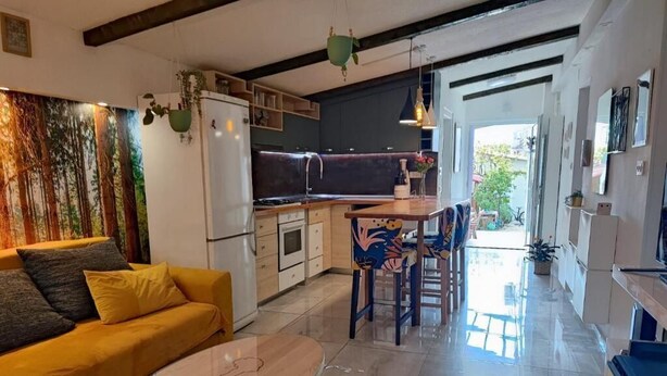 A modern kitchen with a central island, a dining area with chairs, a sofa, and a coffee table. - 2 Bedroom Apartment Sleeps 4 -Free Parking -Garden (Zadar)