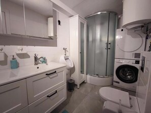 Shower, hair dryer, towels - Marijano Dvosobni apartman s vrtom (Zadar)