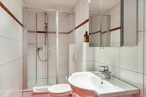 Dusche, Haartrockner, Handtücher