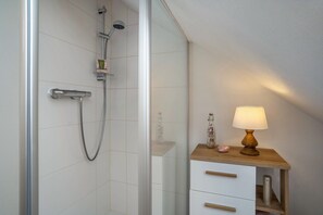 Een douche, een haardroger, handdoeken