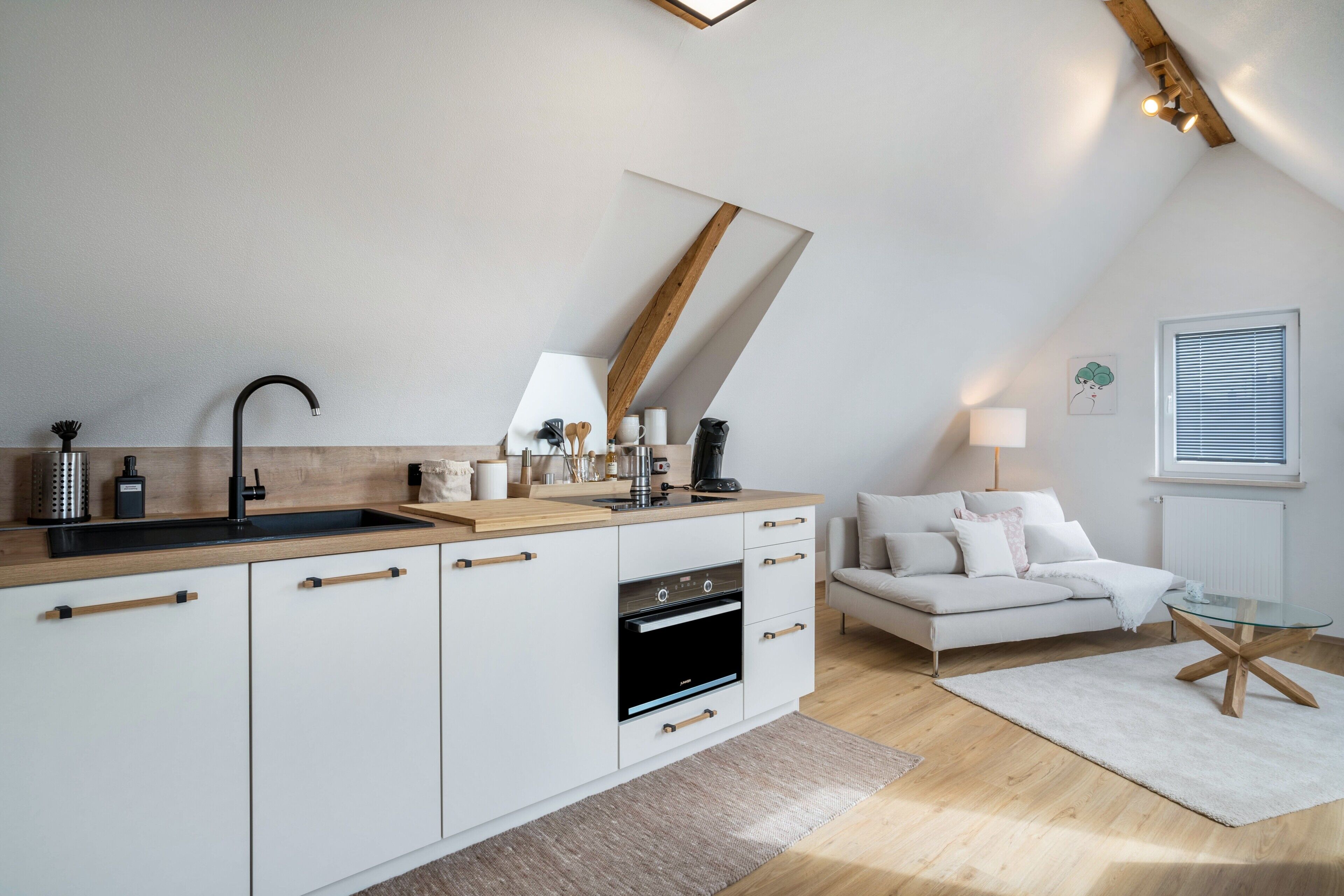 Jääkaappi, uuni, liesi, astianpesukone