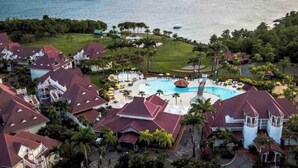 A resort with multiple buildings, a central pool area, and a view of the ocean. - Studio privé dans le complexe de Pierre et Vacances (Sainte Luce)