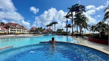 Una piscina al aire libre, una piscina climatizada