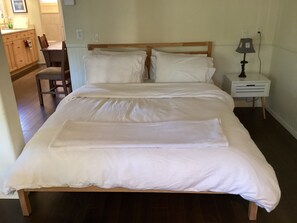 1 bedroom, free WiFi, bed sheets - Centrally located private studio in Chemainus (Chemainus)