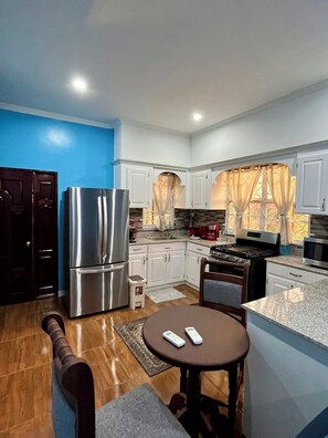 Private kitchen - Cozy, serene retreat minutes away from the city center.  (Southeast Cummings Lodge)