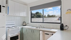 Fridge, microwave, oven, stovetop - Irvine Retreat in Smiths Beach (Smiths Beach)