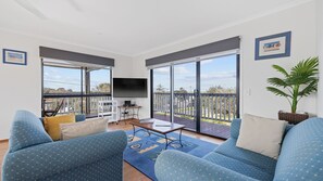 TV, fireplace, DVD player, video library - Irvine Retreat in Smiths Beach (Smiths Beach)