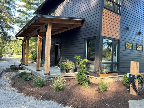 Modern House at Easy Street on the River- Large sports field and River Access! 