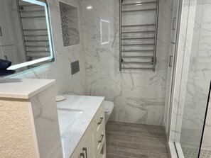 Dusj, hårføner, håndklær og såpe