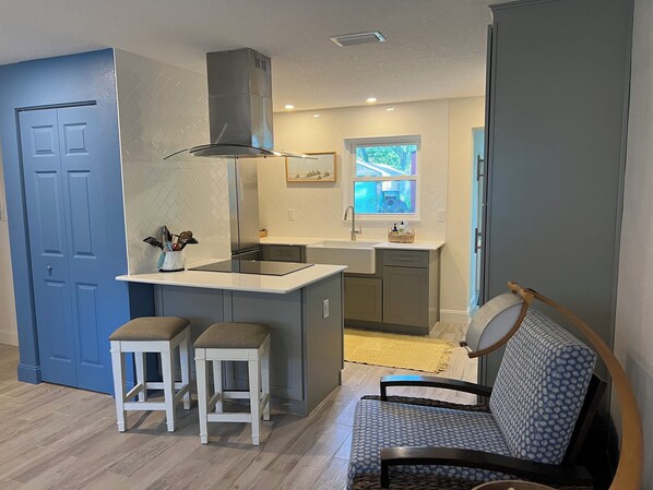 Fridge, microwave, oven, stovetop - Florida Cottage New Port Richey Sunset Cruise Fishing, Close to Beaches Sleeps 6 (New Port Richey)