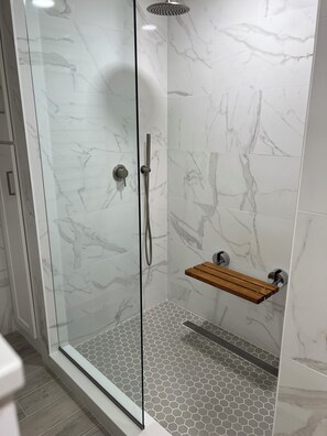 Dusche, umweltfreundliche Kosmetikartikel, Haartrockner, Handtücher