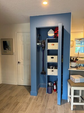 Interior - Florida Cottage New Port Richey Sunset Cruise Fishing, Close to Beaches Sleeps 6 (New Port Richey)