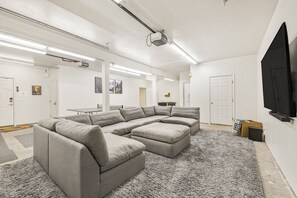 Smart-TV, Tischfußball, Tischtennisplatte