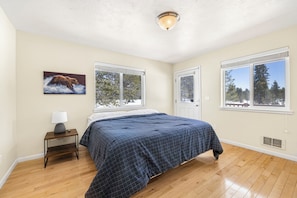 4 bedrooms, travel cot, WiFi, bed sheets - Yellowstone Adventure-Island Park (Island Park)