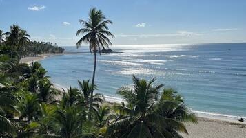 Plage, chaises longues, serviettes de plage