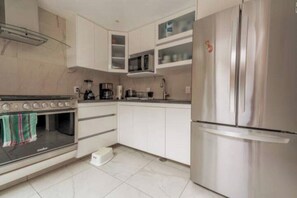 Oven, coffee/tea maker, toaster, blender