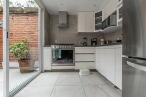 Horno, cafetera y tetera, tostadora y licuadora 