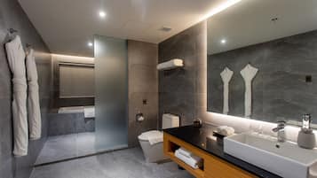 Premier Suite | Bathroom | Separate bathtub and shower, free toiletries, hair dryer, bathrobes