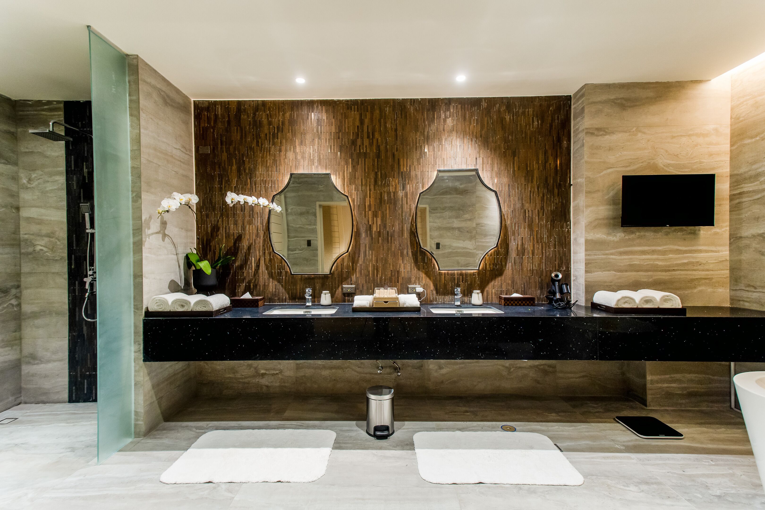 Villa | Bathroom | Separate bathtub and shower, free toiletries, hair dryer, bathrobes