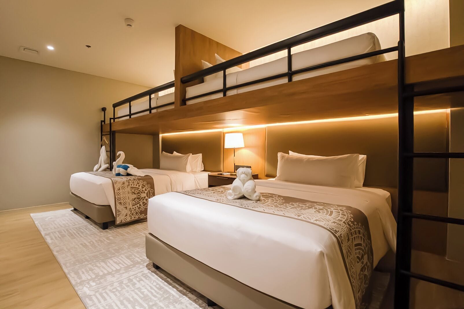 Muebles diferentes, escritorio, wifi gratis y ropa de cama 