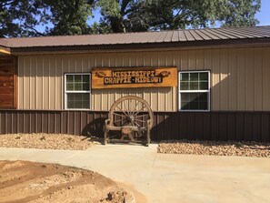 Property grounds - Newly built, 3 bedroom Cabin in a quiet neighborhood near Sardis Lake, MS. (Como)