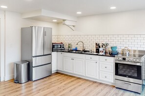 Fridge, microwave, oven, stovetop - Renovated downstairs apartment with kitchen & great location (Durango)