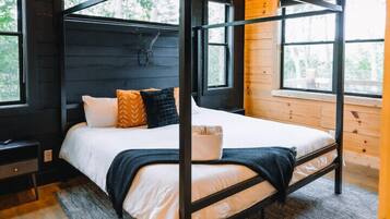 2 bedrooms, desk, WiFi, bed sheets