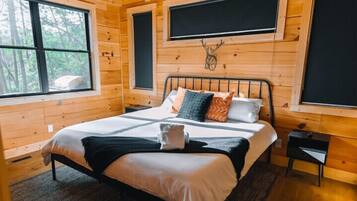 2 bedrooms, desk, WiFi, bed sheets