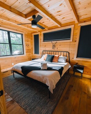 2 bedrooms, desk, WiFi, bed sheets