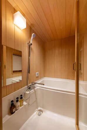 Villa | Badeværelse | Gratis toiletartikler, hårtørrer, bidet, håndklæder