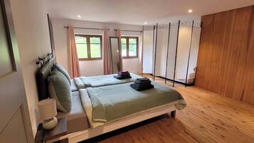 1 dormitorio, tabla de planchar con plancha, Internet y ropa de cama